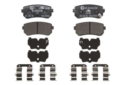 Set plăcuțe frână ATE din ceramică, spate (cu accesorii; cu un tampon de amortizare), pentru: HYUNDAI ACCENT III, I20 I, I30, IX35, SONATA V, SONATA VI, TUCSON, TUCSON/SUV 1.1D-Electric 09.04-