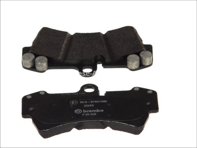 Set plăcuțe frână BREMBO ,față, (cu greutati de echilibrare), pentru: AUDI Q7; PORSCHE CAYENNE; VW TOUAREG 2.5D-6.0D 09.02-08.15